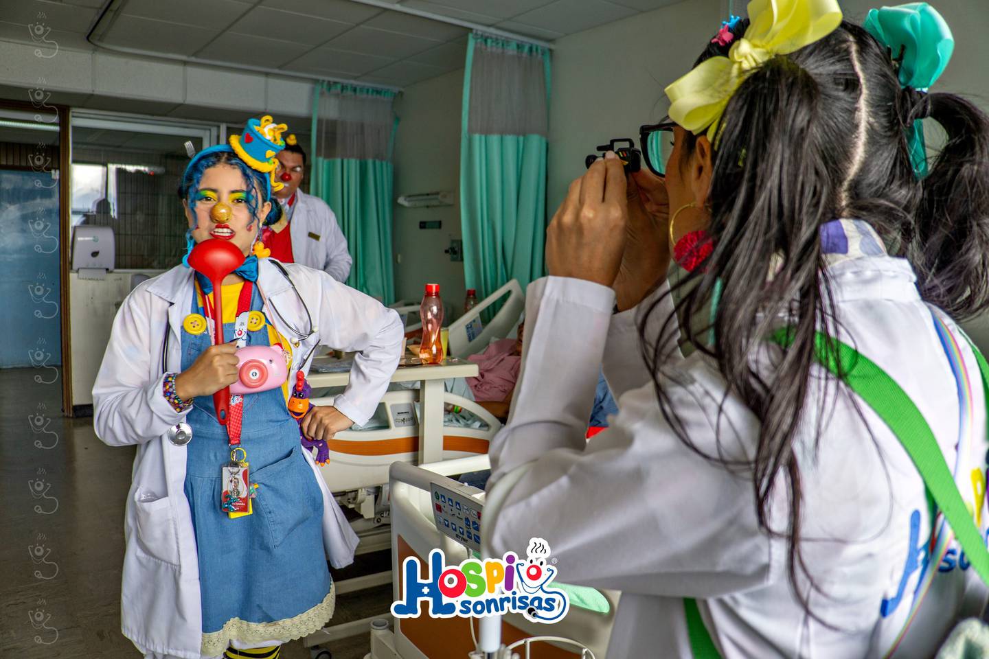 La microbióloga Angie Cervantes Rodríguez creó en el 2007 Hospisonrisas. Ella es la payasita "Solución Salina 90-60-90". Los doctores sonrisa alegran a pacientes, familiares y personal médico de todos los hospitales del país.