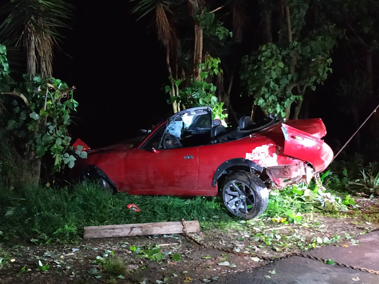 Carro cae sobre casa en San Rafael de La Unión, Cartago. Foto suministrada por Keyna Calderón.