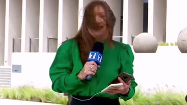 Video: Periodista de Telenoticias quedó como ‘Tío Cosa’ por los fuertes vientos decembrinos
