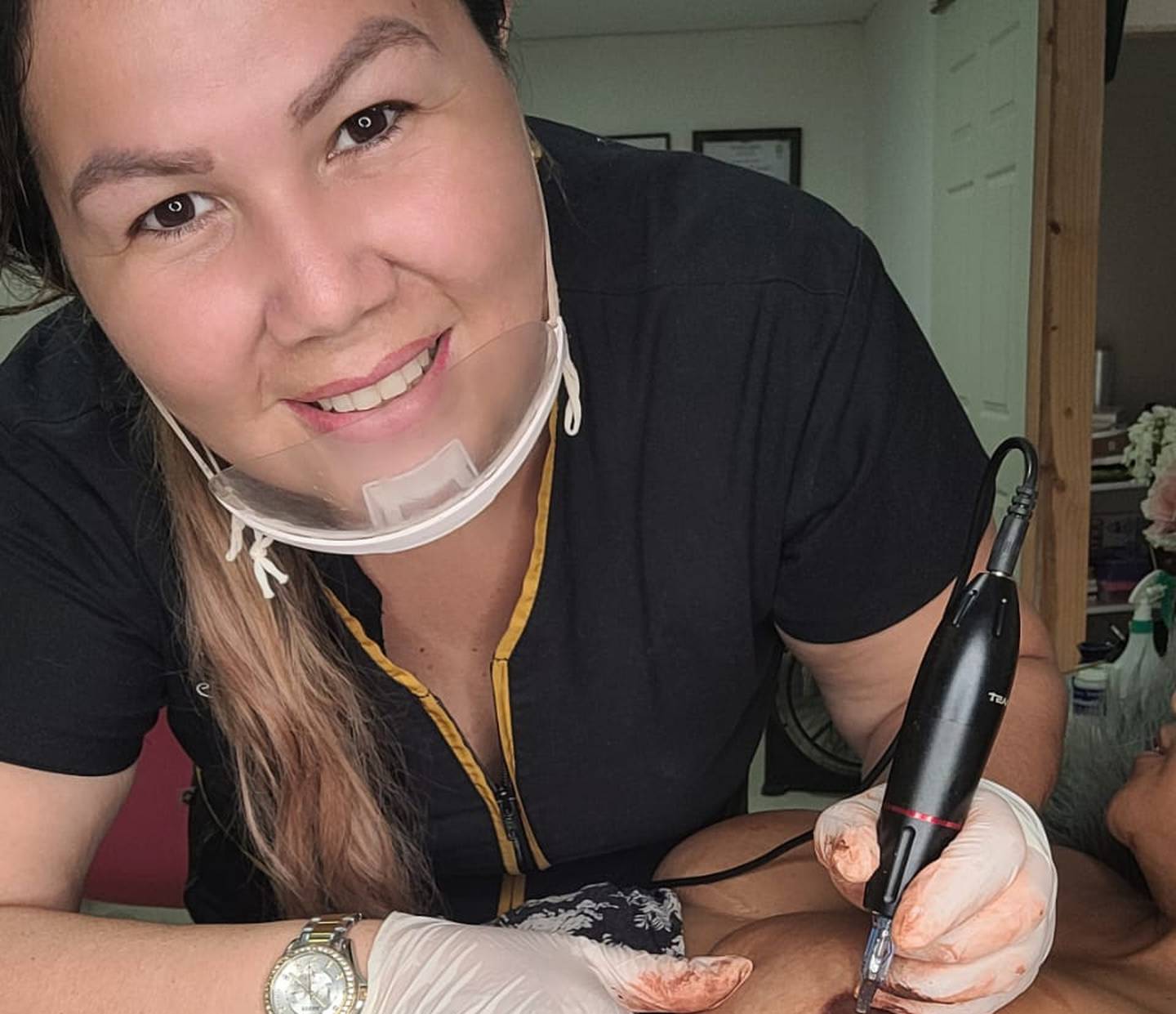La esteticista profesional Yanis Ocampo busca a mujeres sobrevivientes de cáncer de seno para hacerles el tatuaje del pezón y la areola en 3D.