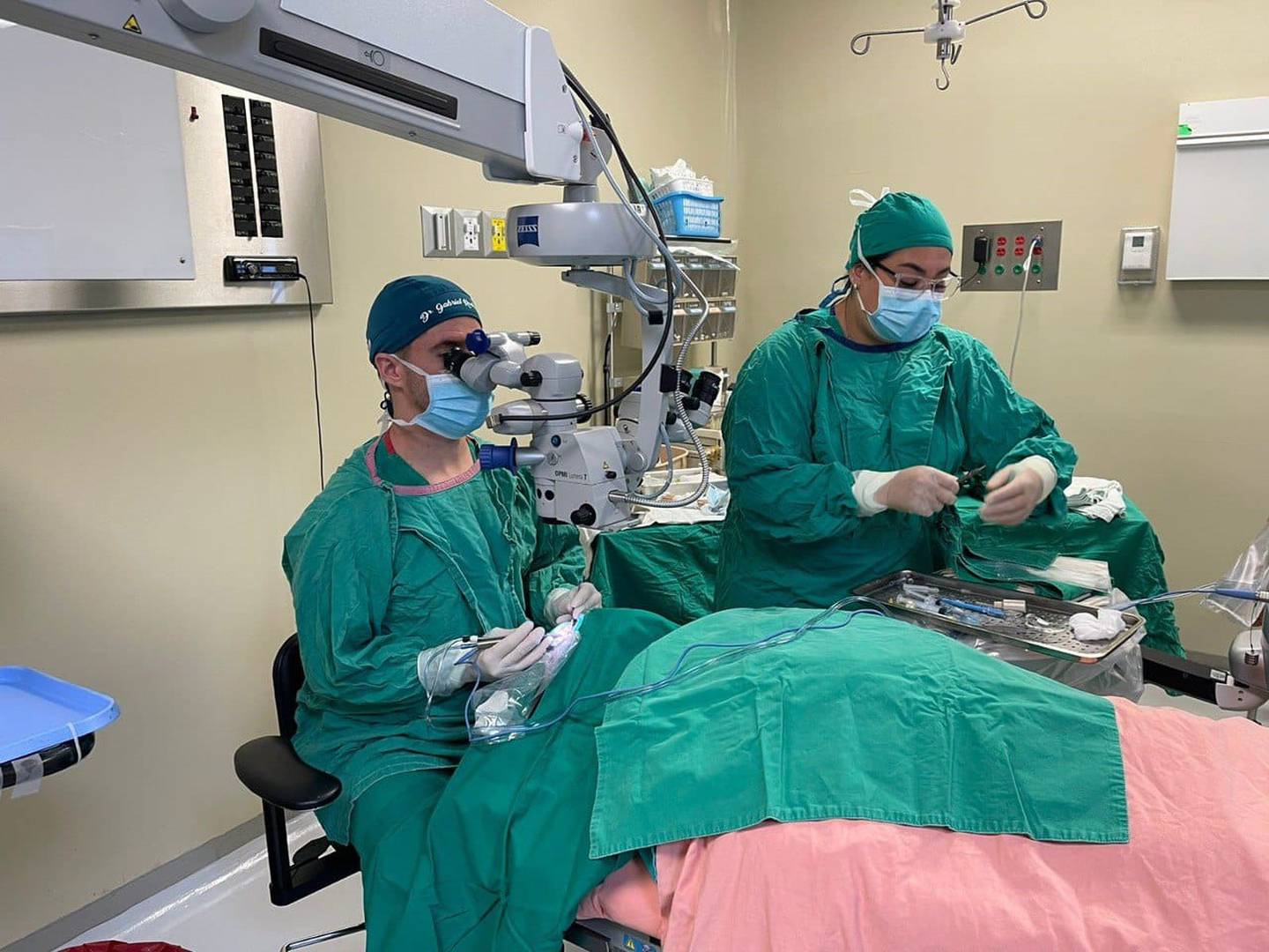 Dos equipos de la Clínica Oftalmológica de la Caja Costarricense de Seguro Social (CCSS) se trasladaron al hospital de Guápiles (Pococí, Limón) con el propósito de realizar durante esta semana 200 cirugías de catarata en ojos
