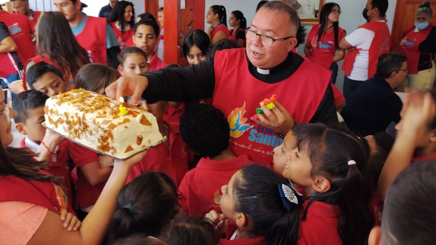 El 28 de febrero del 2023 el padre Sergio Valverde de Obras del  Espíritu Santo cumplió 55 años y los colaboradores de la Asociación le hicieron una fiesta