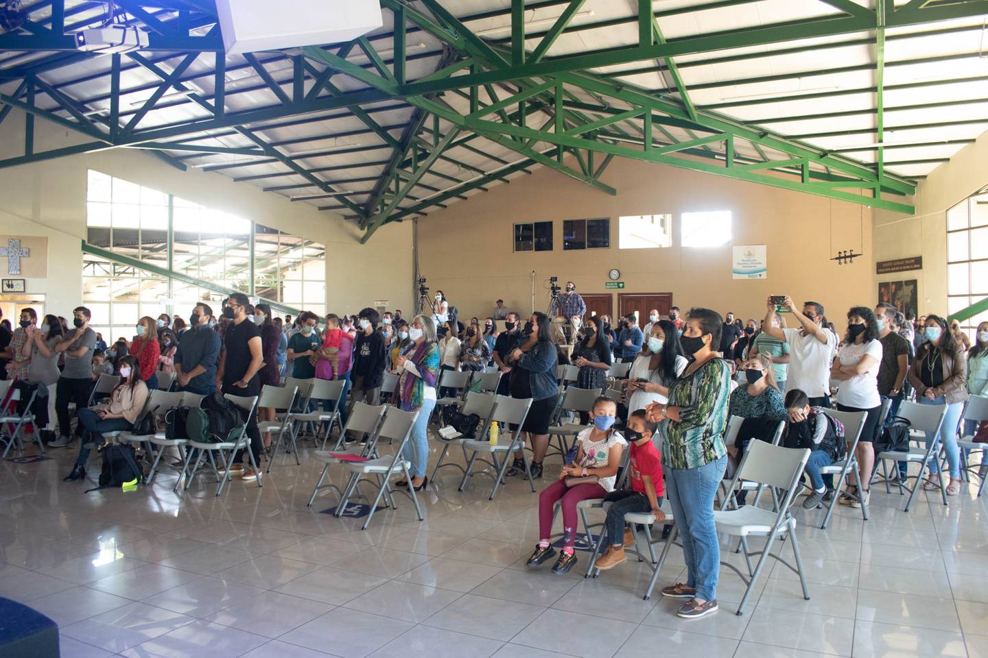 La iglesia Comunidad Cristiana Shalom nace como un proyecto social que tiene más de 26 años de estar ayudando a la comunidad de Fraijanes en Alajuela, en temas vitales como: salud, vivienda, educación, apoyo social y espiritual.