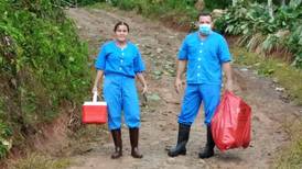 Médico y enfermera de Upala caminan cinco kilómetros todos los días para testear a posibles pacientes con COVID-19