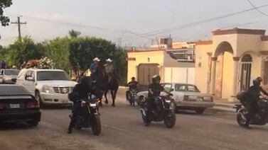 (Video) Con banda, caballos y supuestos policías despiden a narco
