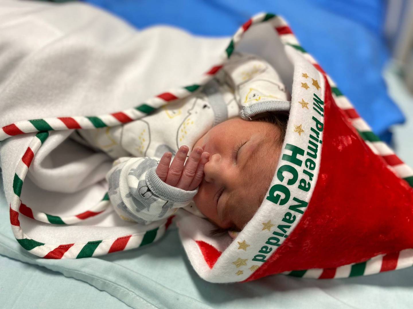 Arropados con una cobijita especial con motivos navideños; así recibirá el personal del hospital Rafael Ángel Calderón Guardia a los bebés que nazcan este 24 de diciembre a partir de la media noche