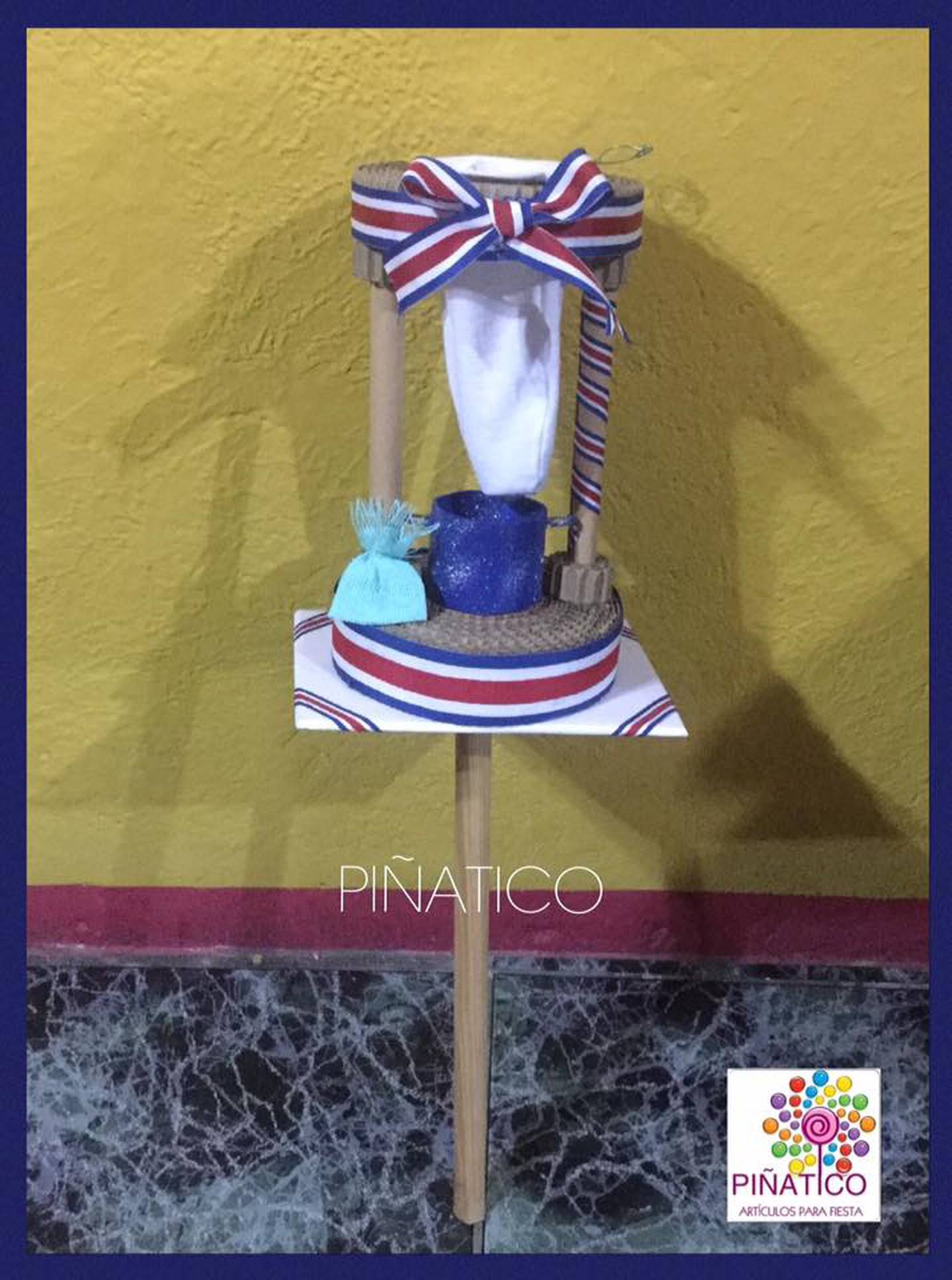 Hace 12 años doña Lilliana Quesada Mora comenzó un emprendimiento al que llama Piñatico y está dedicad 100% a hacer piñatas, pero cuando llega setiembre las piñatas se guardan para darle paso a los faroles