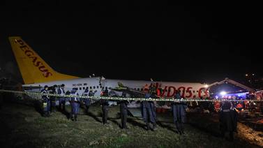 Avión se parte en tres al salirse de la pista y deja 120 heridos