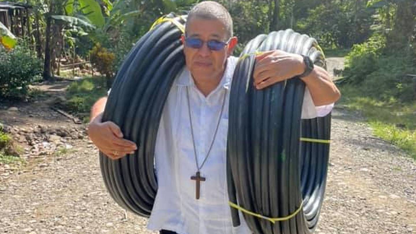 El mismo monseñor Javier Román Arias, obispo de Limón, se arrolló las mangas, una vez más, y se puso a cargar metros y metros de mangueras que donaron para que las familias indígenas afectadas pudieran tener agua.