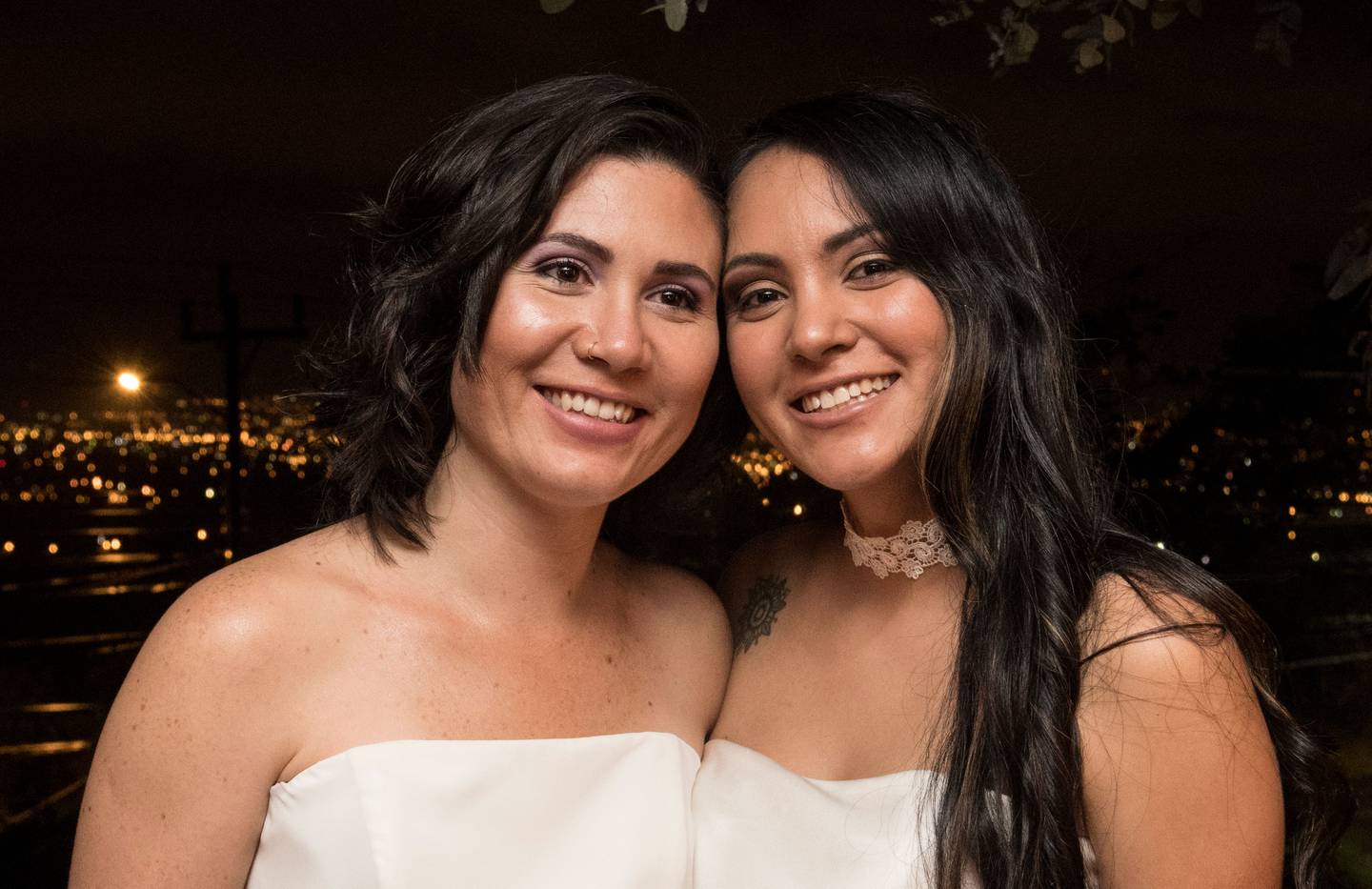 Daritza Araya Arguedas, de 24 años de edad y técnica judicial, se casó con Alexandra Quirós Castillo, una estudiante de 29 años, este 26 de mayo, a las 0 horas con 10 minutos, convirtiéndose así en la primera pareja del mismo sexo que se casa civilmente en Costa Rica.