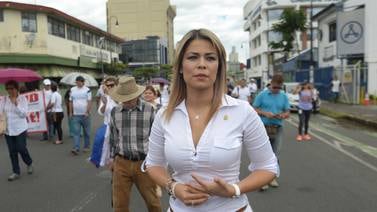 Diputada Franggie Nicolás, que se casó con exjugador manudo, dejó luna de miel para votar contra el plan fiscal