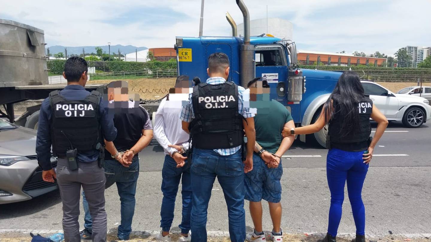 Tres hombres de apellidos Ramírez, de 34 años y dos de apellidos Cascante, uno de 64 años y otro de 34 años detenidos en la General Cañas por ser sospechosos de robo de vehículos. Foto: OIJ