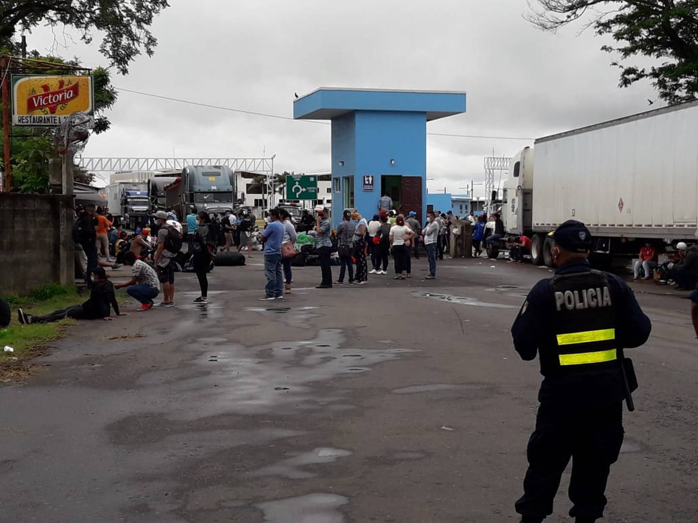 Más de 100 nicaraguenses están varados entre la línea fronteriza entre Costa Rica y Panamá por decisión de su gobierno. Foto cortesía.