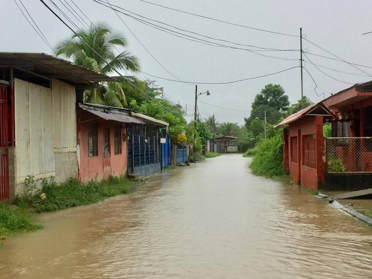 Inundaciones en Limón por onda tropical #24. Foto Raúl Cascante