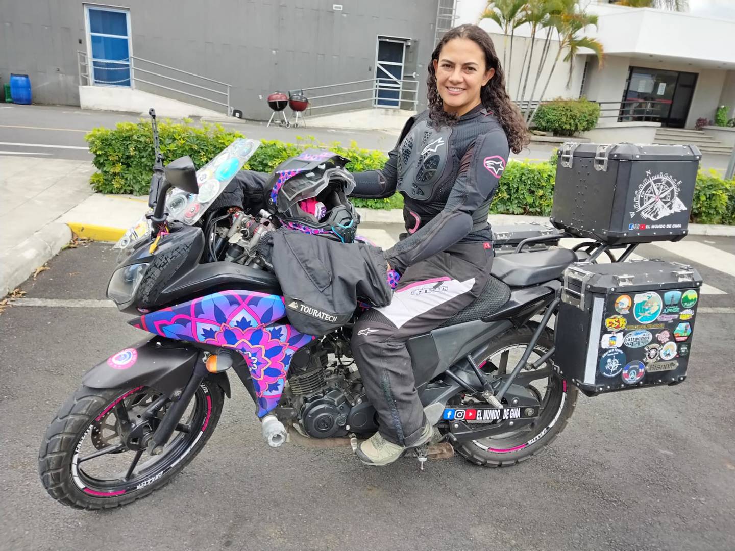 Gina Paola Sánchez Buitrago es una colombiana de 34 años que en el 2015 tomó la decisión de renunciar a su trabajo de oficina de 8 de la mañana a 4 de la tarde, comprarse una moto nueva e irse a rodar y rodar sin presiones y sin horarios por América