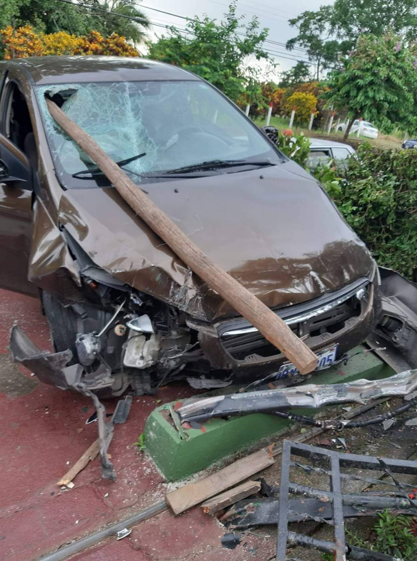 Hombre muere atropellado por mujer que perdió control de carro en Puntarenas. Foto Andrés Garita.