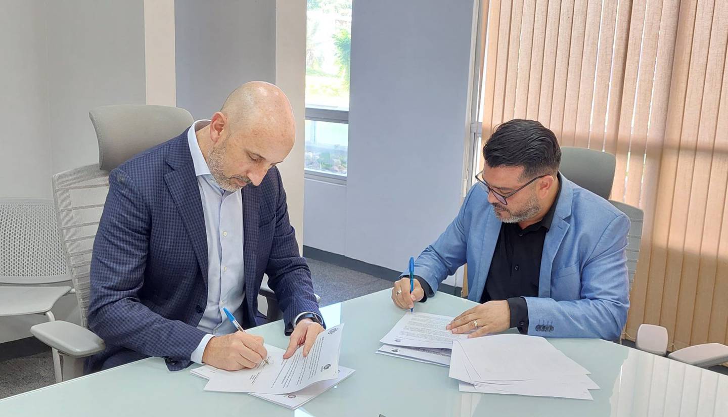 Osael Maroto y Alejandro Sequeira firmaron el acuerdo que estable la igualdad en los premios para las selecciones masculinas y femeninas. Foto: Prensa Fedefútbol