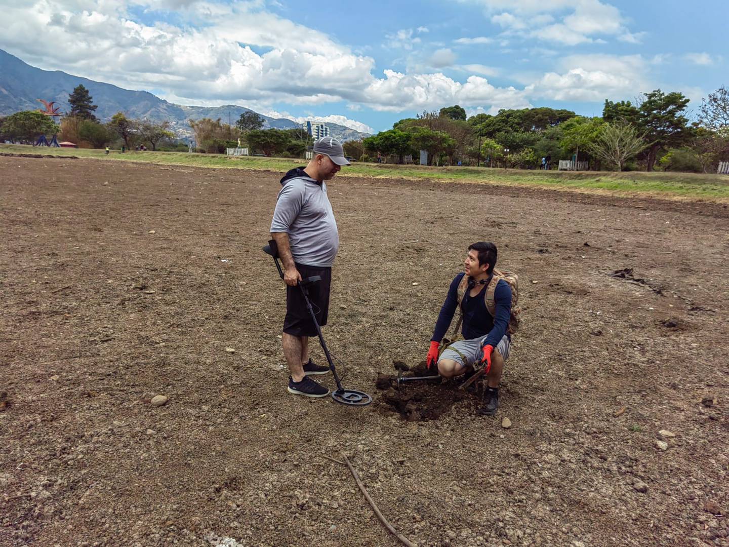 El lago de La Sabana estaba completamente seco el domingo 13 de marzo del 2020. En la foto, Carlos Aristizabal (izquierda) y Abraham Urbina, buscan metales en lo que fue el fondo del lago.