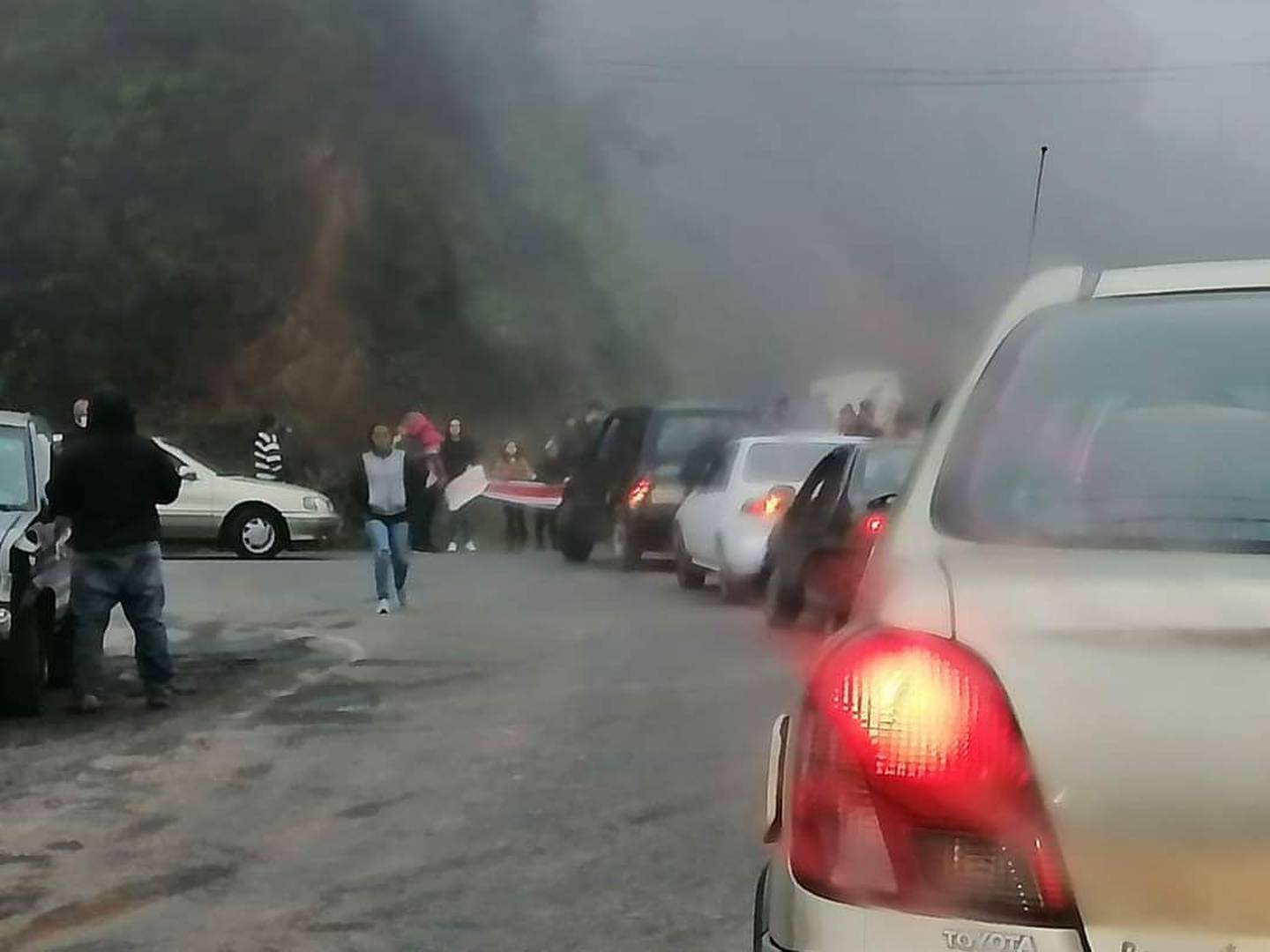 Los vecinos de Casa Mata en Cartago, rumbo al Cerro de la Muerte, han cerrado completamente la carretera a modo de protesta.