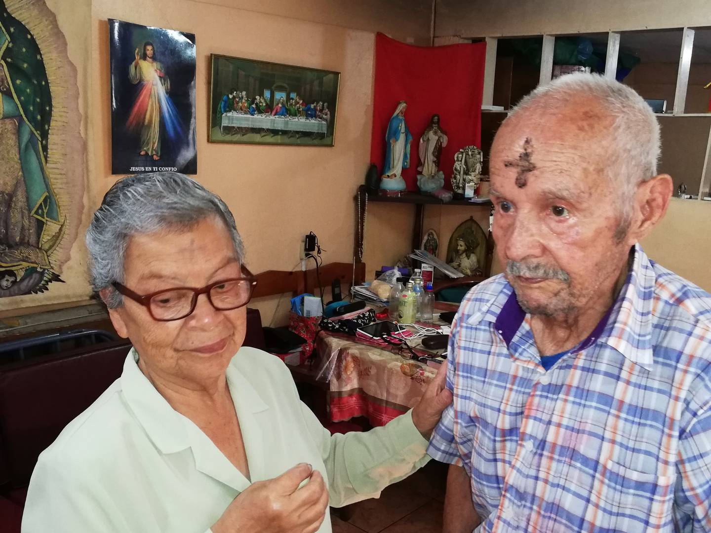 Doña Flor Román conversa con don Claudio Sánchez Fallas después de signarlo con la cruz de ceniza