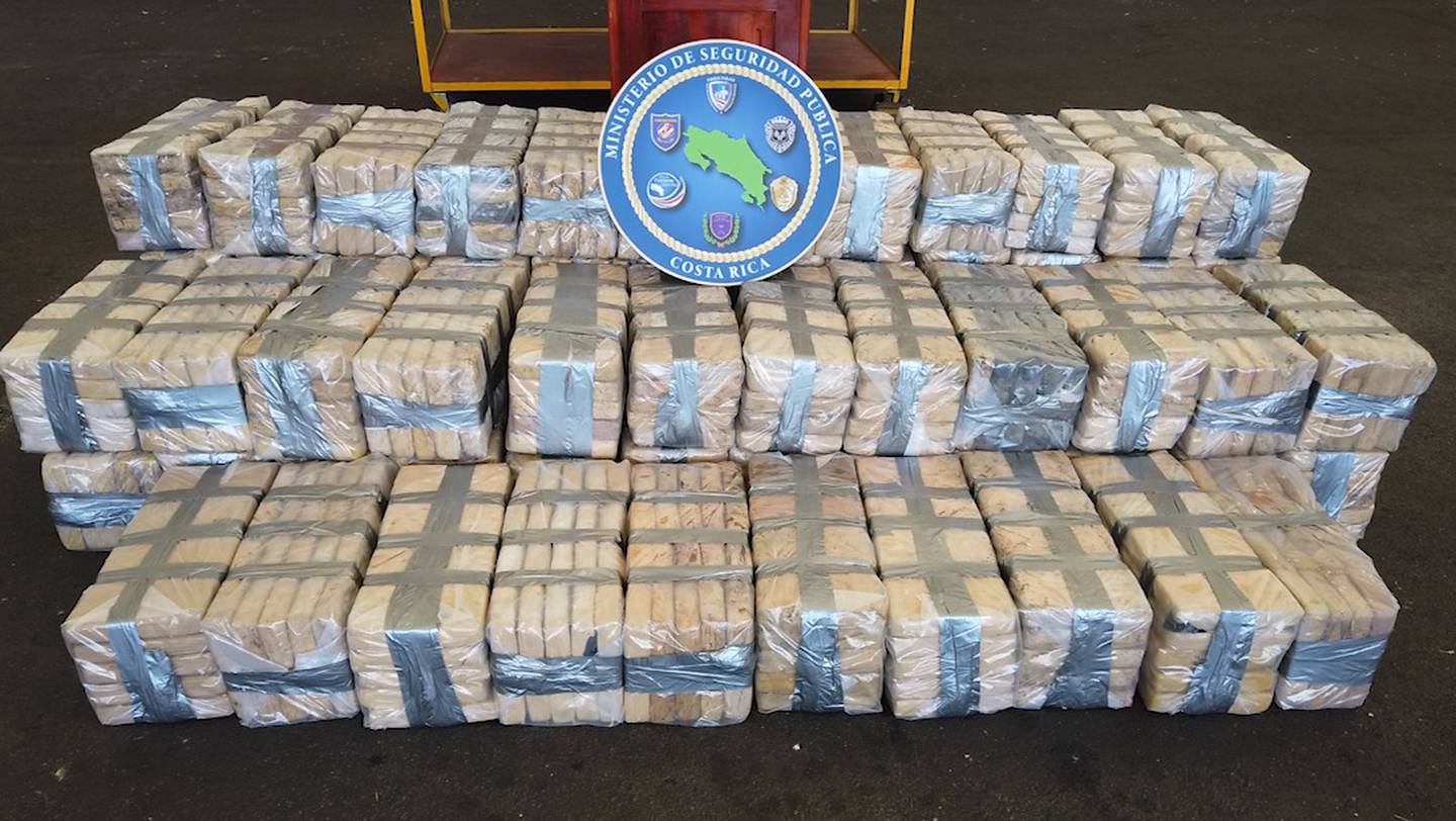 Detienen cerca de Golfito a tres extranjeros en semisumergible con 1,7 toneladas de cocaína. Foto MSP.