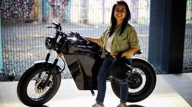 Tica de 23 años triunfa en Europa diseñando y vendiendo motos inteligentes 