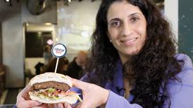 Robot causa sensación en Israel porque prepara hamburguesas