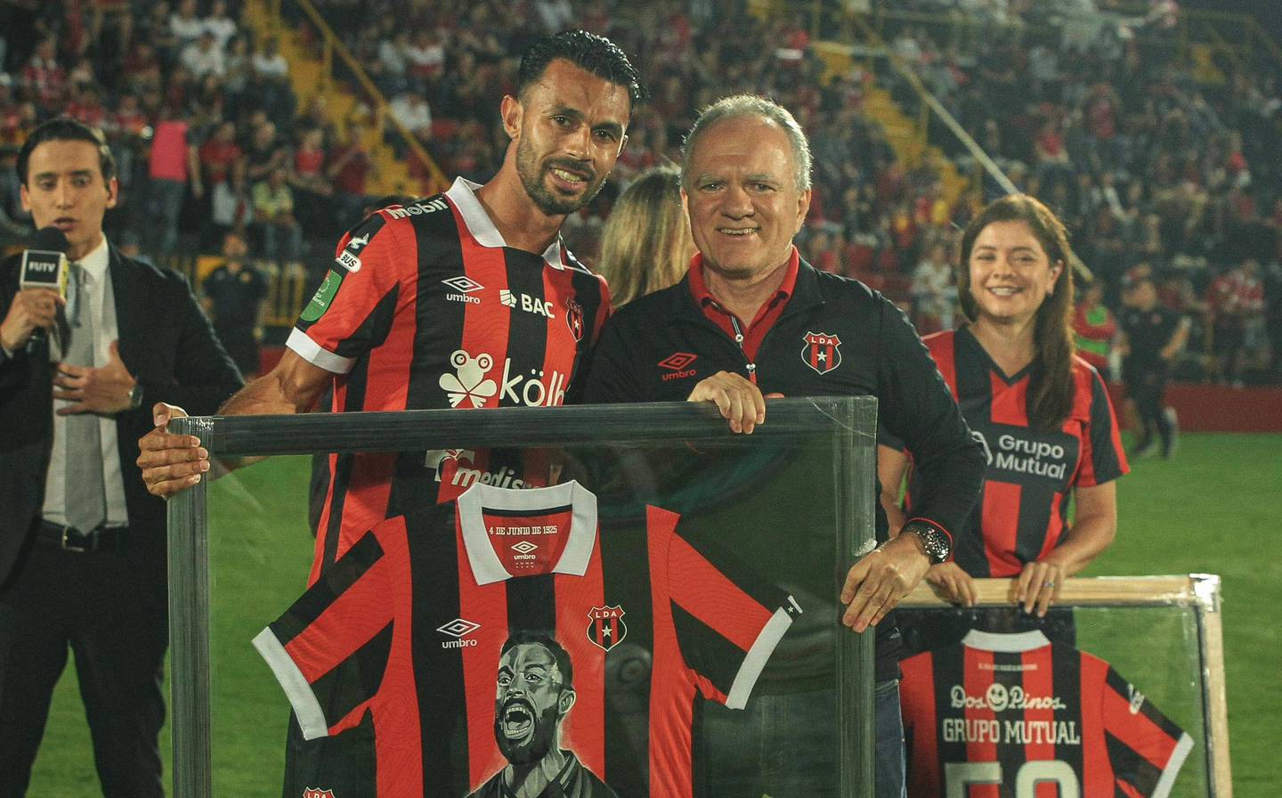 Liga Deportiva Alajuelense le hizo un reconocimiento a Giancarlo González el pasado 28 de octubre, por llegar a 200 partidos defendiendo la camisa rojinegra.