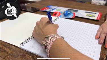 Una persona creó cuadernos para zurdos para evitar los dolores de cabeza al escribir