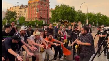Músico Andrés “Fofo” Madrigal puso a bailar “Jugo de piña” a muchos en París (Video)