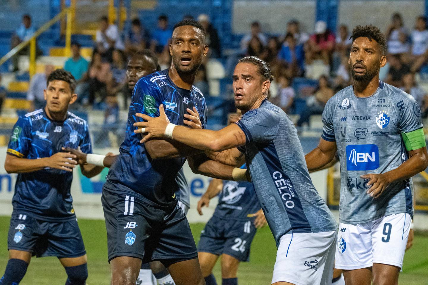 El atacante de Pérez Zeledón, Josué Mitchell (11) y los futbolistas de Cartaginés, José Gabriel Vargas y Marcel Hernández fueron protagonistas en un duelo vibrante.