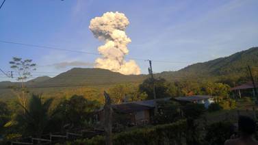 Reportan dos erupciones en el volcán Rincón de la Vieja 