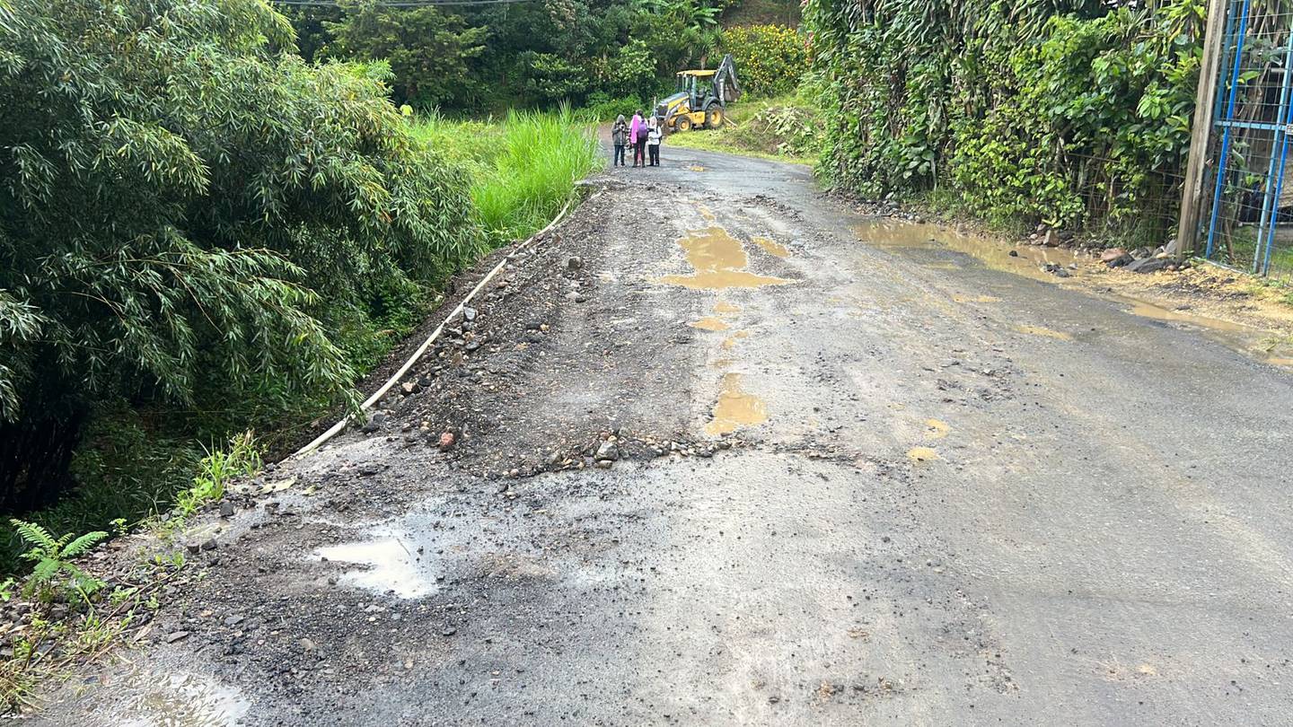 Choferes de bus de la ruta San José - Bustamante de Desamparados deben hacer una maniobra muy cuidadosa al momento de pasar por este hundimiento.