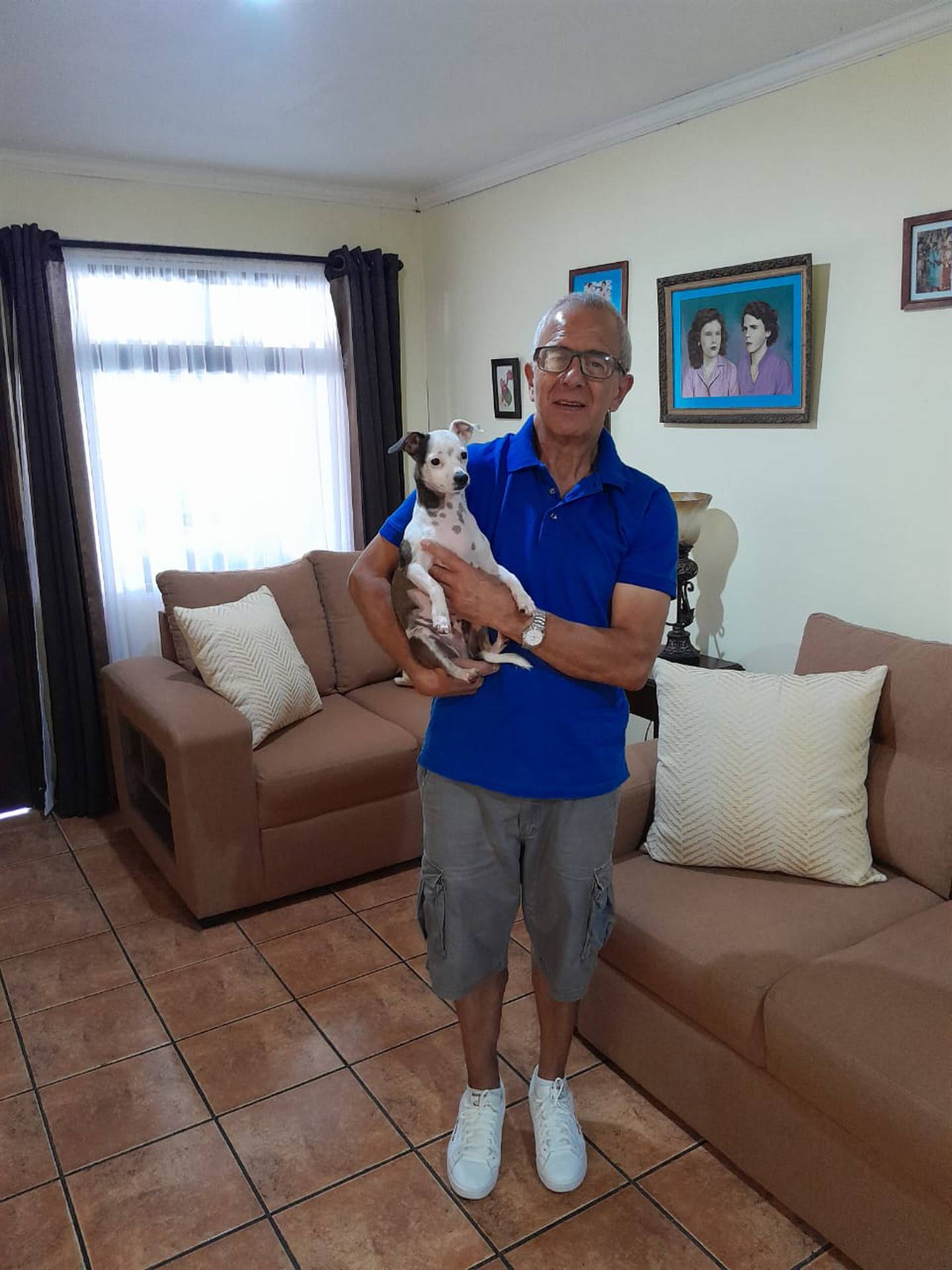 Norman Arturo Burke Alfaro, quien tiene 61 años, es vecino de Paraíso de Cartago y es sobreviviente de cáncer de mama.  En la foto con su perrito Nerón.