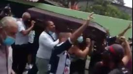 (Video) ¡Funeral lleno de vida! Con rock y baile despiden a aficionado del Cartaginés