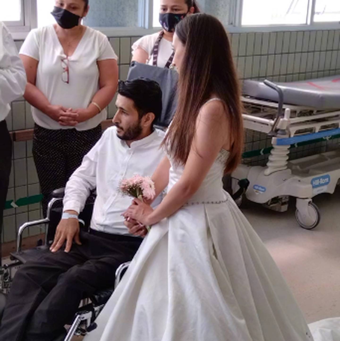Una pareja contrajo matrimonio en el Hospital Calderón Guardia. Captura de Tik Tok.