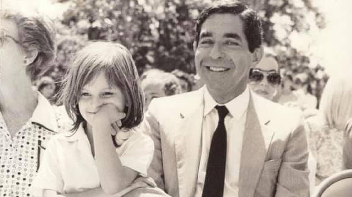 El expresidente Óscar Arias Sánchez, publicó una foto el 9 de noviembre del 2021, en la cual sale él junto a una niña, cuando fue presidente entre 1986 y 1990, pero no sabe quién es la niña y le gustaría encontrarla.