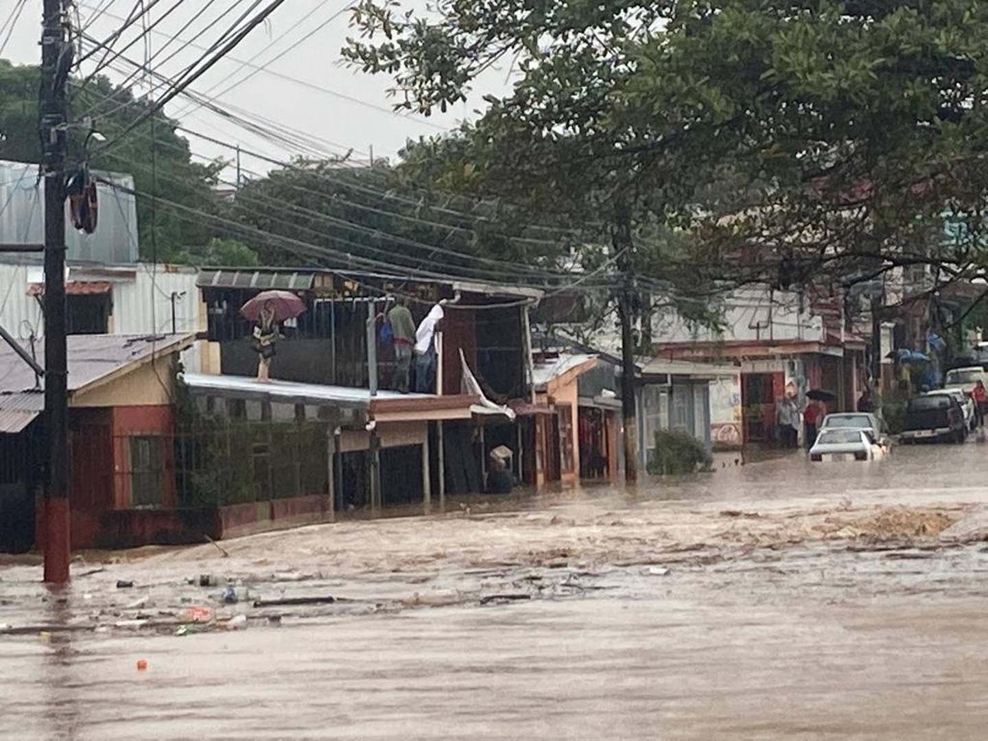 Desbordamiento del río Cucubres causa inundaciones en Desamparados.