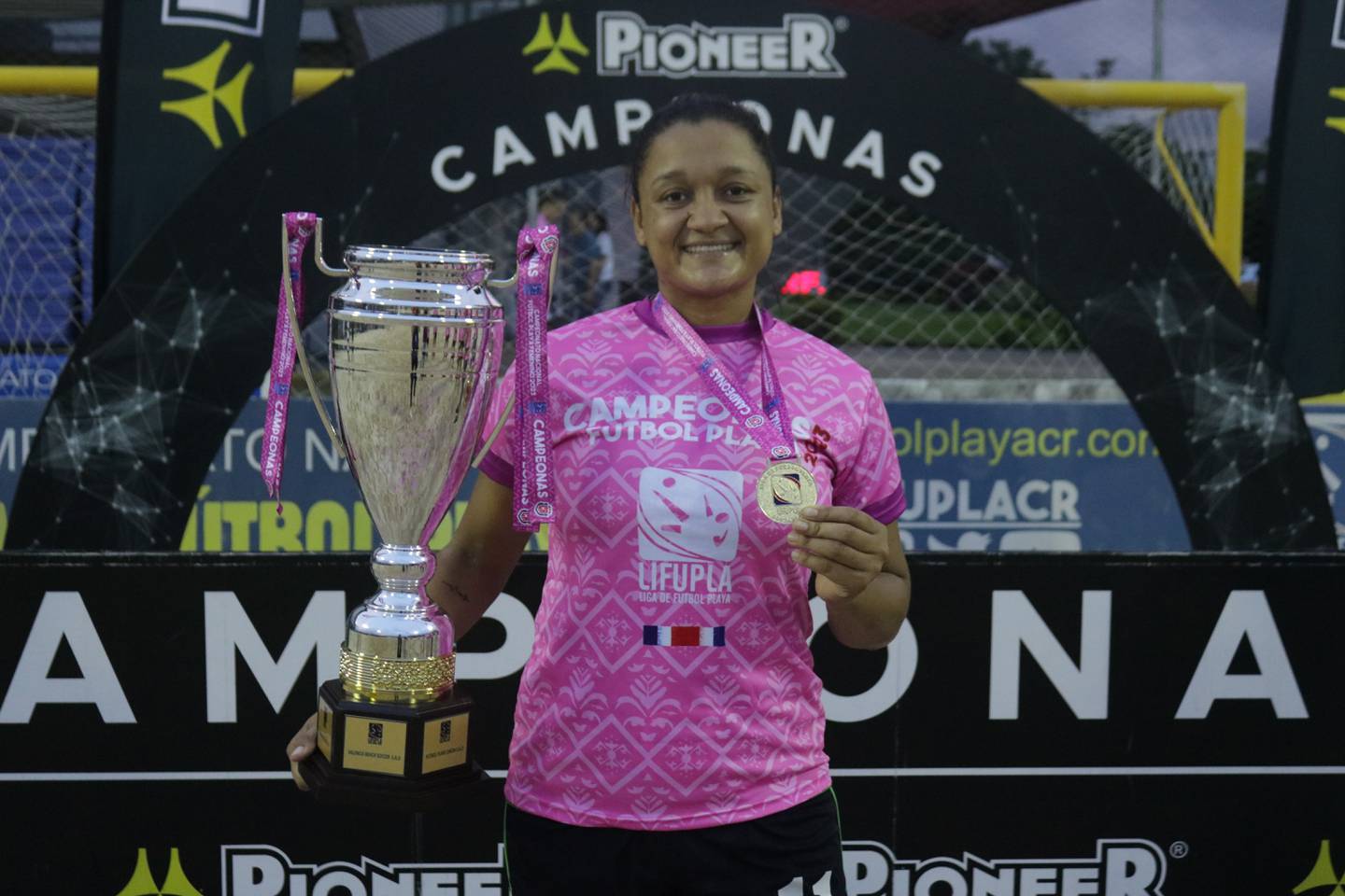 Su sonrisa resume la felicidad de Haidee Grijalba por coronarse campeona del fútbol playa femenino.