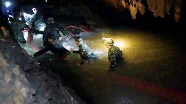 Murió un buzo tailandés mientras ayudaba a los niños atrapados en la cueva