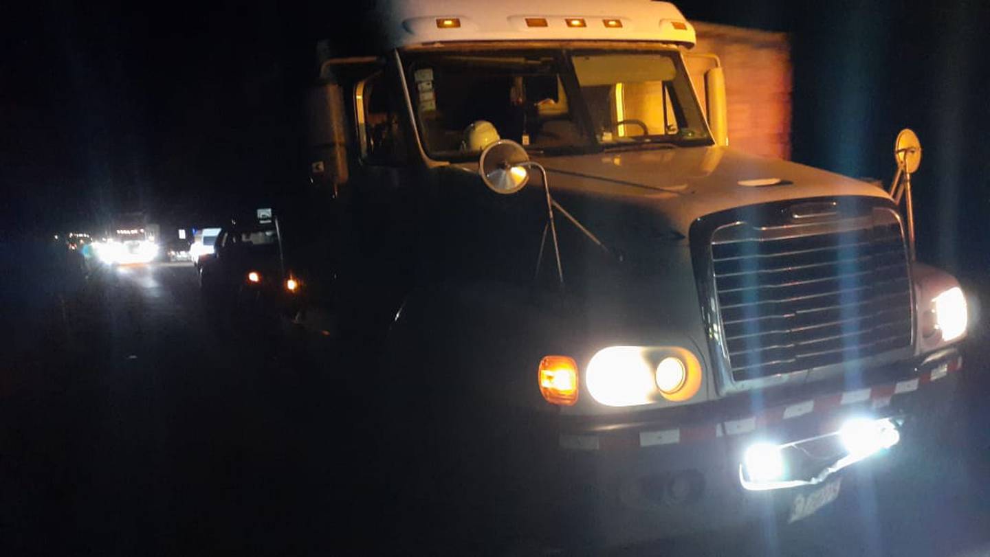 Detienen a sospechosos de robar furgón en Limón. Foto MSP.