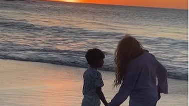 Videos muestran lo bien que se la pasan Paulina Rubio y su hijo en Guanacaste 