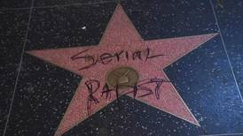 Rayan la estrella de Bill Cosby en Hollywood con mensaje que dice: “violador en serie”