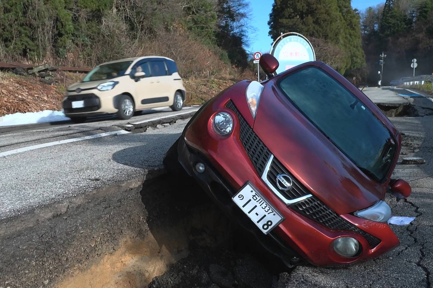 La destrucción del terremoto en Japón alcanzó a los autos que se encontraban en la carretera.