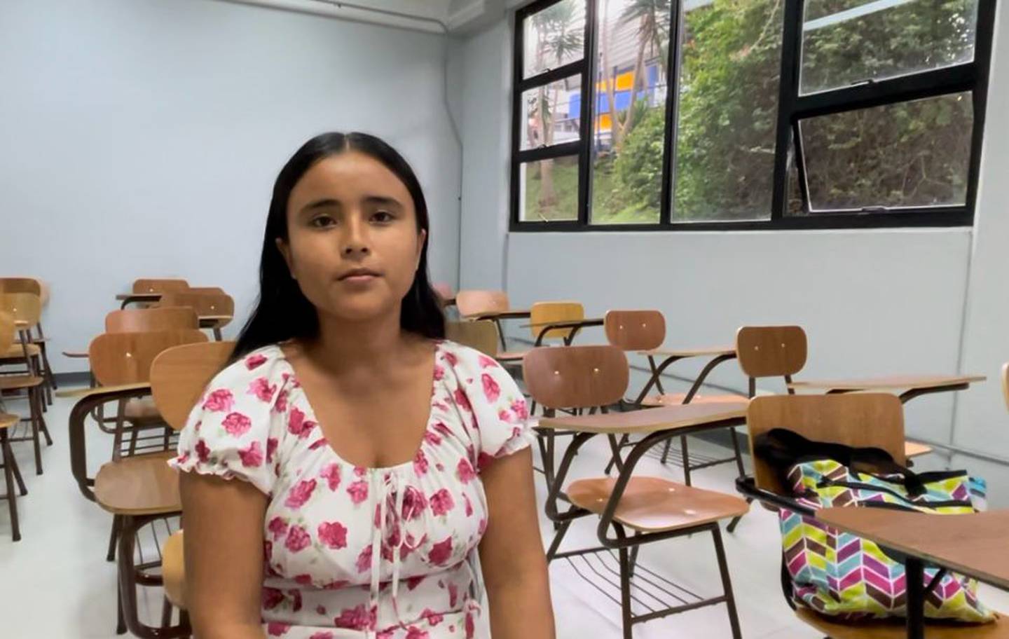 Carolina Alfaro Espinoza es una estudiante limonense que la pulsea bonito para lograr su sueño de alcanzar un título universitario, sin embargo, por más que lo intenta no logra recoger el dinero suficiente para continuar en las aulas universitarias