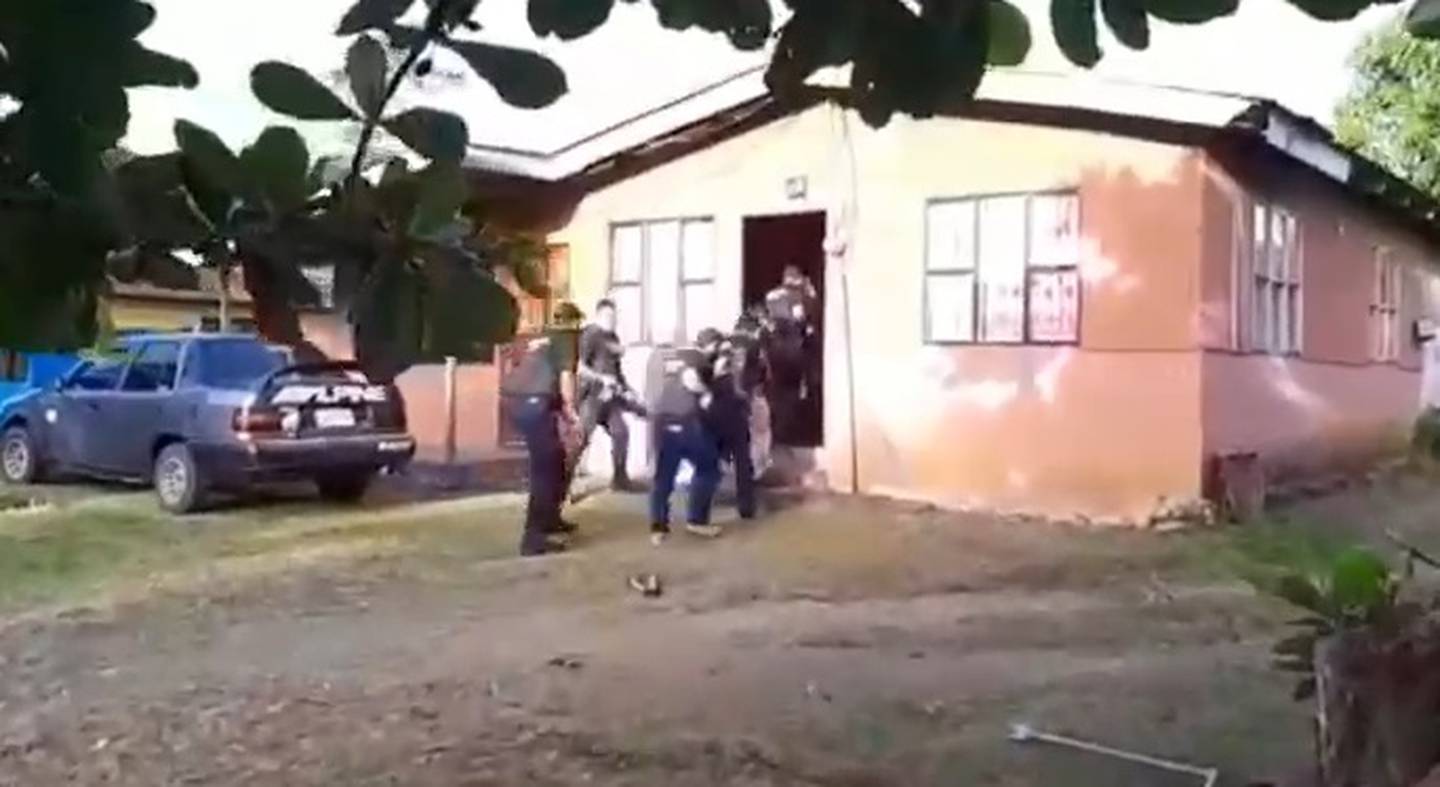 Detienen a dos hombres en Sarapiquí sospechoso de cortarle dedos de la mano a mujer por supuesta venganza relacionada con drogas. Foto OIJ.