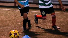Niños de Escocia no podrán cabecear la bola de fútbol antes de los 12 años