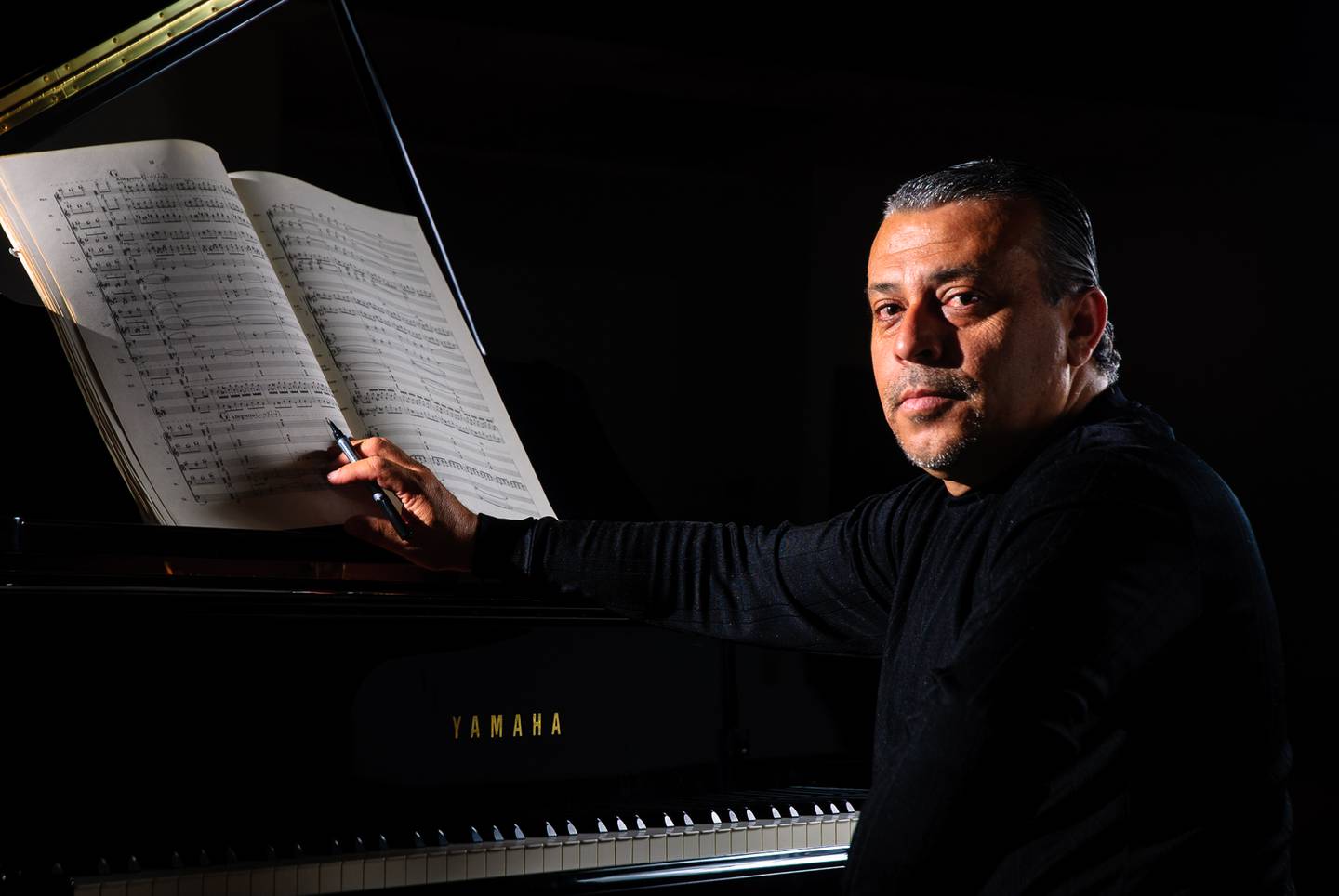 El director costarricense Marvin Camacho llevó la batuta del disco 'Cantata Negra' que está nominado a los Latin Grammy.
