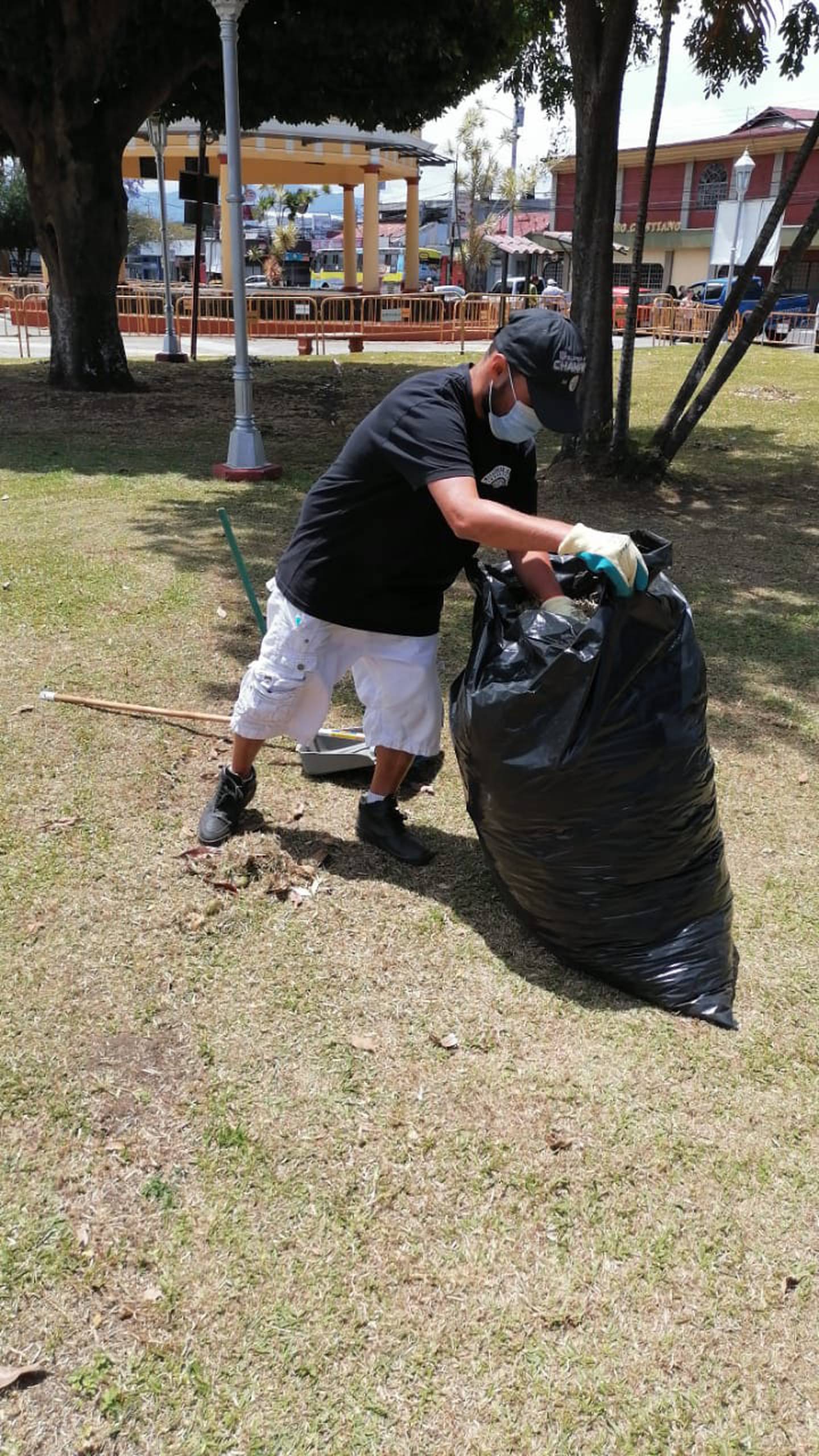 Personas que viven en la indigencia y que asisten a un dormitorio temporal, en el cantón de Goicoechea, están marcando la diferencia al ponerse a limpiar el parque y las calles de su comunidad.