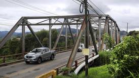 Cierre de puente en Cartago termina de colapsar el tránsito